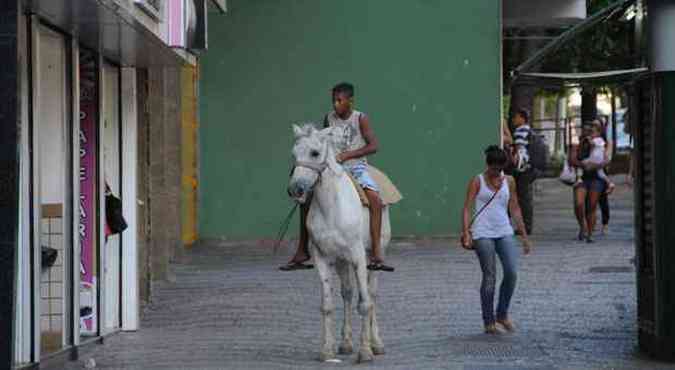 Garoto saiu do Morro do Papagaio, na Regio Centro-Sul, para visitar a av no Betnia, Regio Oeste(foto: Cristina Horta/EM)