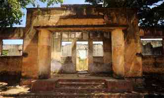 Da Colnia So Francisco de Assis, em Bambu, restaram portes em runas e pavilhes desativados: pacientes foram liberados em 1986(foto: Leandro Couri/EM/D.A Press - 18/09/2012)