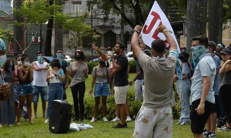 Grupo pede pelo fim da guerra, pandemia e do Carnaval(foto: Túlio Santos/EM/D.A Press) Grupo reunido na Praça Floriano Peixoto, no Bairro Santa Efigênia, em BH