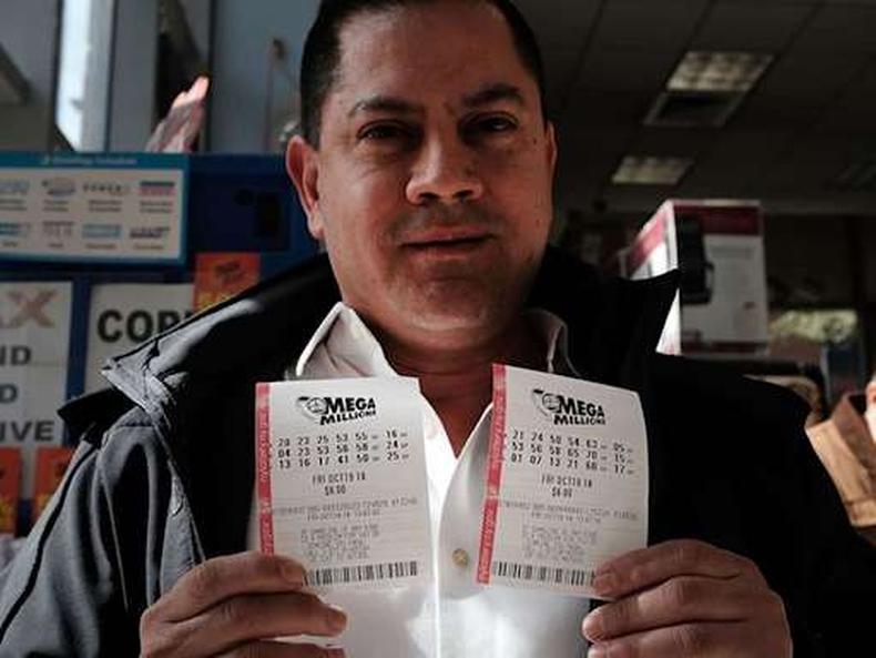 Homem segurando bilhetes da Mega Millions