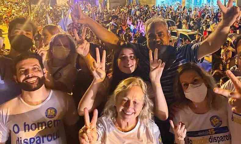 Celso Cota comemora em frente ao comitê eleitoral na noite deste domingo(foto: Reprodução/Facebook)