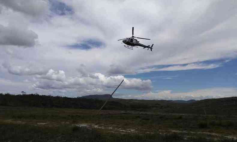 Helicptero transporta poste para eletrificao da comunidade rural de Santa do Pirapama, que fica em rea de difcil acesso(foto: Cemig/Divulgao)