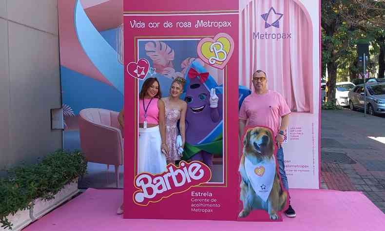 Vivianne Brasil, CEO da empresa, e Eduardo Braga, gestor de marketing, posam com a mascote da Metropax e modelo vestida de Barbie, em um painel que imita a caixa da boneca Barbie