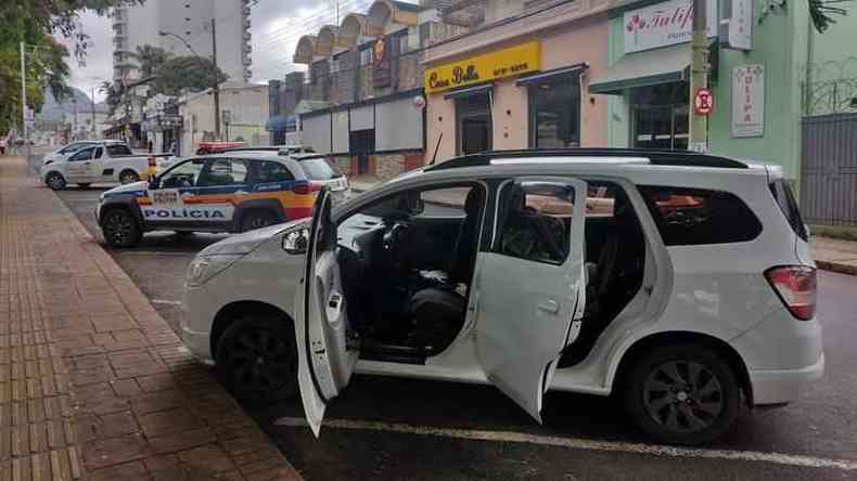 viatura da Polícia Militar ao lado do carro que havia sido roubado em São Paulo