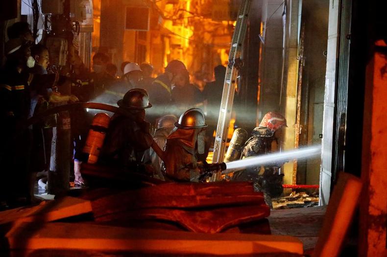 Bombeiros trabalharam durante a noite para apagar o fogo em edifcio 