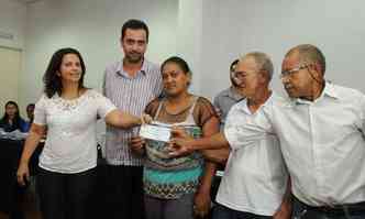 Prefeito de Mariana, Duarte Jnior, participou da entrega dos cheques(foto: Paulo Filgueiras/EM/D.A PRESS)