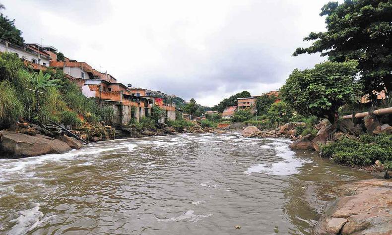 Margens do Córrego do Onça ganharão lixeiras neste sábado (foto: Leandro Couri/EM/DA Press) O Córrego do Onça
