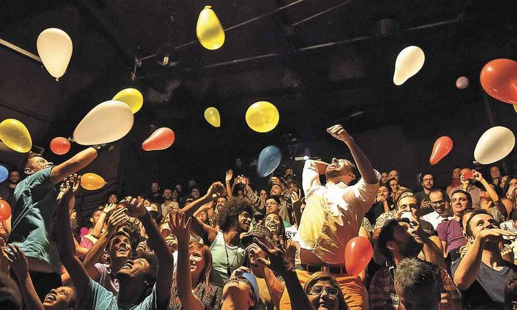 No Galpo Cine Horto, plateia se diverte com bales atirados para o alto