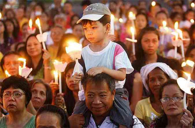 Catlicos em Manila participam procisso para celebrar a Festa da Ressurreio no alvorecer do domingo de Pscoa deste ano(foto: REUTERS/Cheryl Ravelo )