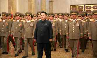 O lder norte-coreano (C) e sua tropa, em visita ao Kumsusan Palace of the Sun, em Pyongyang(foto: KCNA/AFP - 27/7/15)