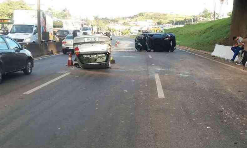 Parte da pista ficou interditada por causa do acidente(foto: Polcia Rodoviria Federal (PRF) / Divulgao)