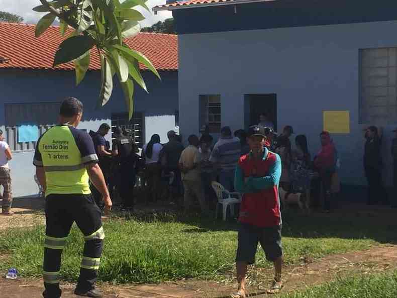 Moradores aguardar vistoria na Mina Serra Azul para voltar para casa(foto: Edsio Ferreira/EM/D.A PRESS)