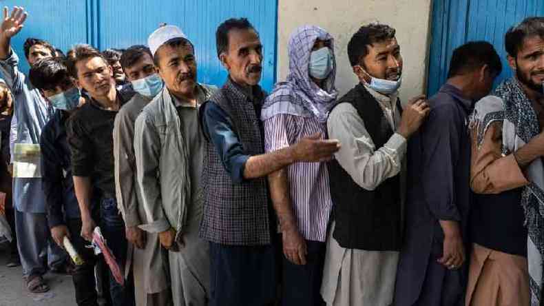 Afegos formaram filas no servio de emisso de de passaportes antes da tomada de Cabul(foto: Getty Images)
