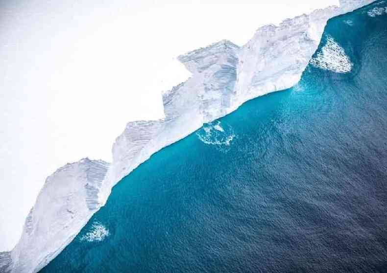 Este penhasco tem 30m de altura, mas estima-se que o iceberg alcance mais 200m de profundidade sob as guas(foto: BFSAI/Corporal Philip Dye )