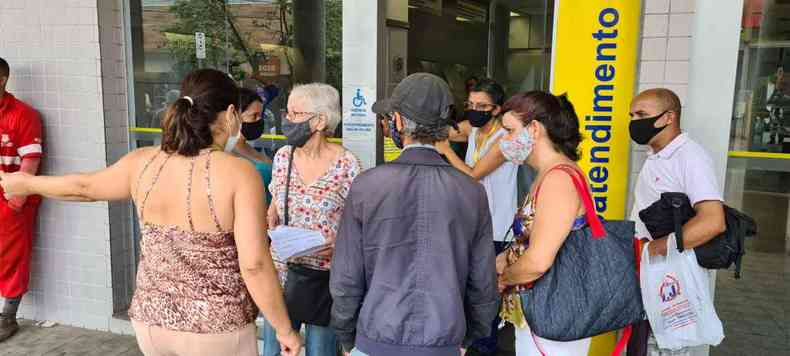 Funcionrios de agncia bancria tentavam organizar filas para os clientes do lado de fora(foto: Humberto Martins/EM/D. A. Press)