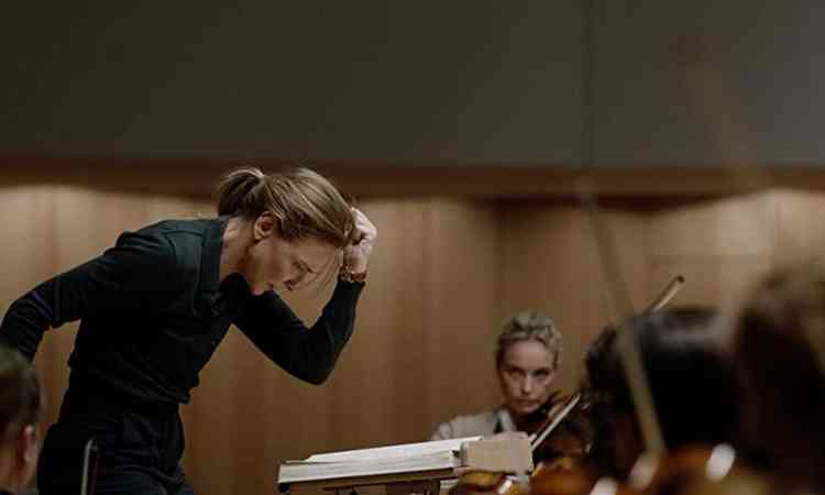 Cate Blanchett interpreta Lydia Tr e surge no filme Tar regendo orquestra