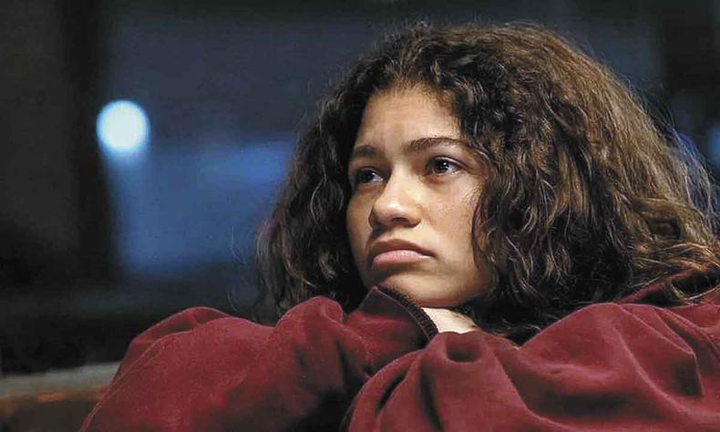 Atriz Zendaya com o semblante triste em cena da serie Euphoria