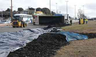 O bloqueio: Um dos reboques da carreta bitrem que transportava produtos txicos tombou e derramou a carga na pista da rodovia que corta BH(foto: Paulo Filgueiras/EM/DA Press)
