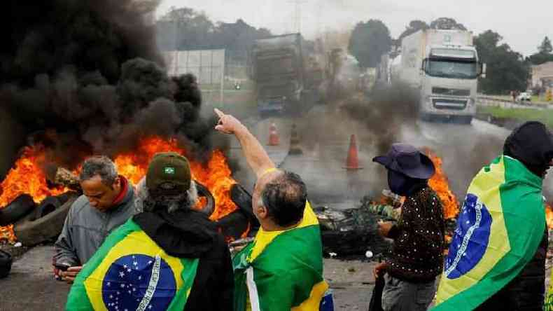 Bolsonaristas bloqueiam via em Curitiba em 1/11