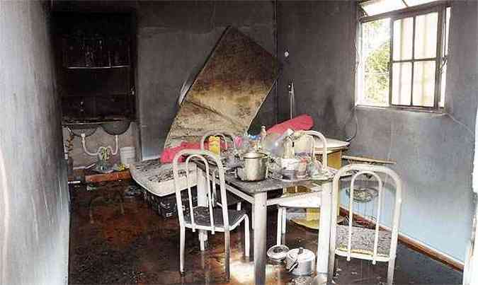 Vrios objetos foram destrudos pelo incndio criminoso(foto: Paulo Filgueiras/EM/D.A.Press)