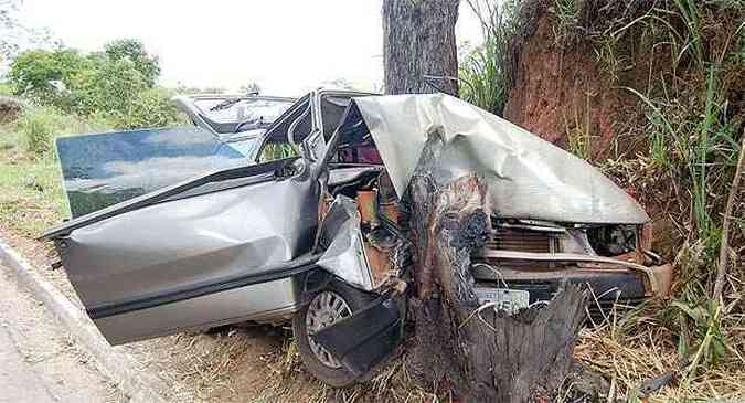 O carro ficou destrudo ao bater de frente com a rvore(foto: Jailton Pereira/Portal Capara)