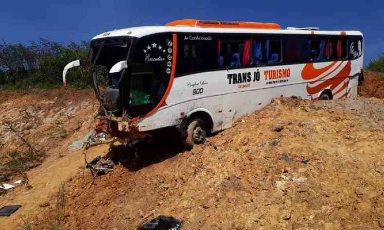 ônibus com 36 passageiros saiu da pista e bateu em uma barranco na rodovia BR-146, no município de Serra do Salitre