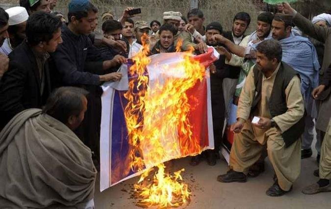 Manifestantes paquistaneses queimam uma bandeira da Fran�a em protesto contra o jornal Charlie Hebdo(foto: Banaras Khan/AFP)