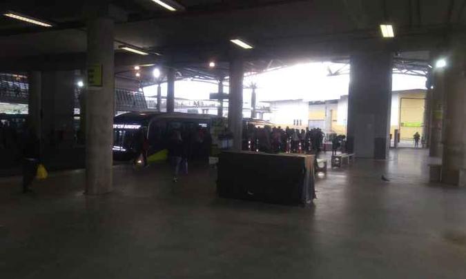 Na Estação São Gabriel, passageiros esperam pelos ônibus(foto: BHTrans/Divulgação) Na Estação São Gabriel, passageiros esperam pelos ônibus(foto: BHTrans/Divulgação)