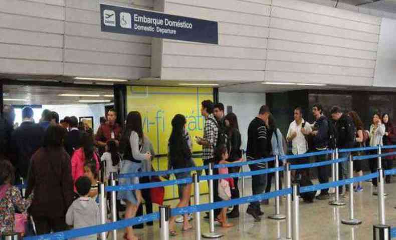 Com custos maiores, companhias reajustam bilhetes de avio e empurram clientes para os nibus rodovirios. Empresas investem para conquistar consumidores (foto: Paulo Filgueiras/EM/D.A Press)