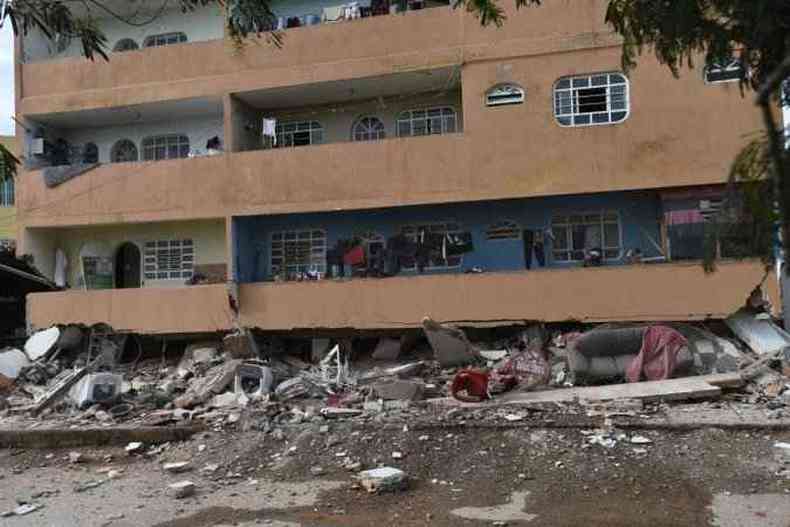 Prédio desaba em BH: vídeo mostra momento da queda