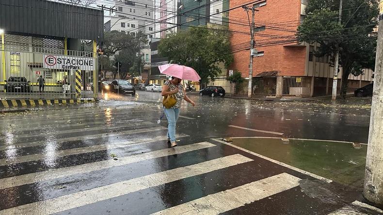 Previsão é que acumulado de chuva chegue a 30 mm(foto: Ramon Lisboa / EM / D.A Press) Chuva em Belo Horizonte