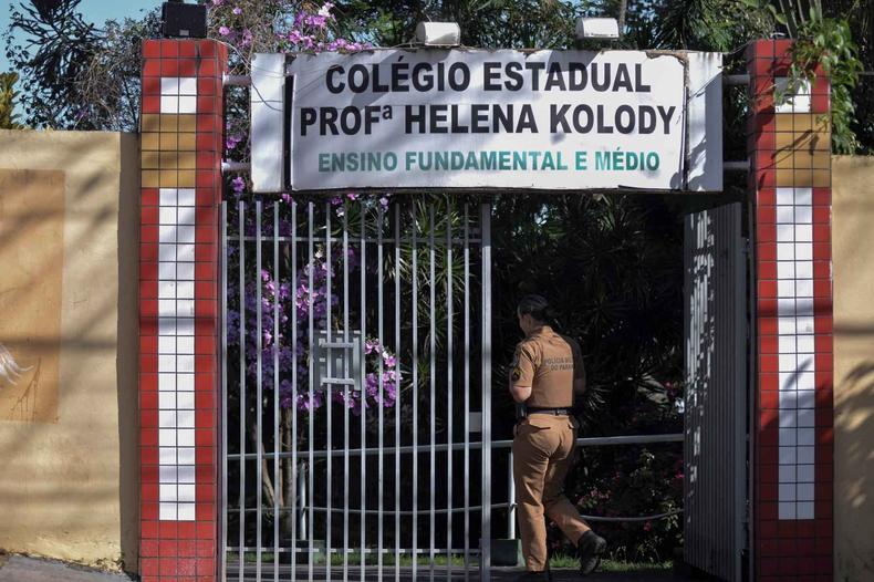 Policial militar na porta da escola onde ocorreram os ataques