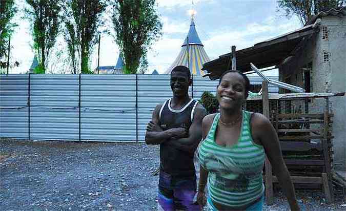 Alexandre e a mulher, Anita, ficaram espantados com a estrutura do circo montado no quintal de casa(foto: Tulio Santos/EM/D.A Press.)