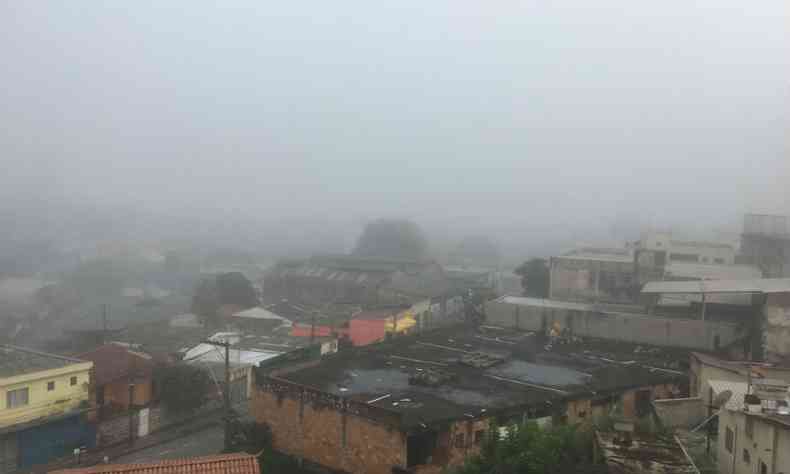Neblina no Bairro Ipiranga, na Regio Nordeste de Belo Horizonte(foto: Joo Henrique do Vale/EM/D.A.Press)