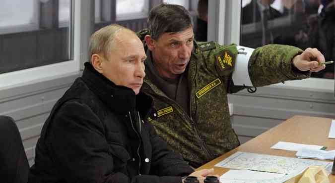 Presidente russo Putin ouve chefe de preparaes de combate do exrcito em treinamento na regio de Leningrado. Ao militar na Crimeia ainda vai aumentar(foto: MIKHAIL KLIMENTYEV/AFP)