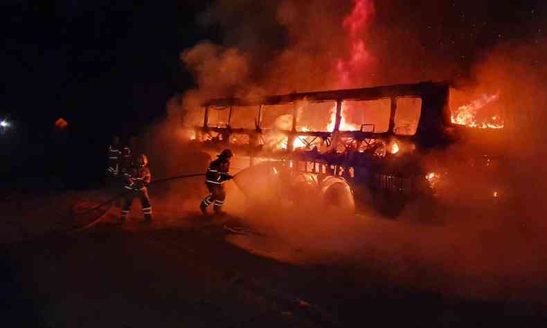 Ônibus é consumido pelo fogo na BR-040, em Conselheiro Lafaeite