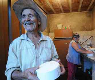 Francisco Dias e Maria Magna fabricam queijo artesanal em Vespasiano, na regio metropolitana de Belo Horizonte (foto: Beto Novaes/EM/DA Press)