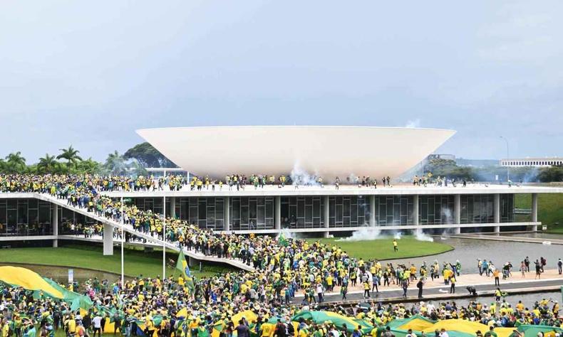 Apoiadores do ex-presidente Jair Bolsonaro (PL) atacaram sedes dos Três Poderes e pediram golpe militar(foto: EVARISTO SA / AFP) Terroristas invadem Palácio do Planalto