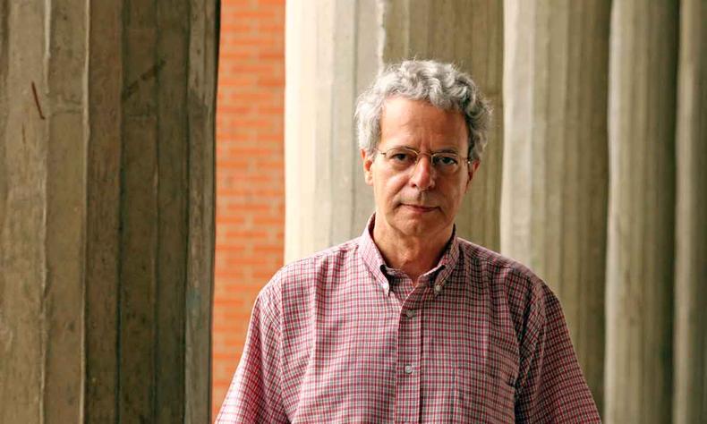 Frei Betto está de volta a BH(foto: João Laet/divulgação) O escritor Frei Betto olha para a câmera