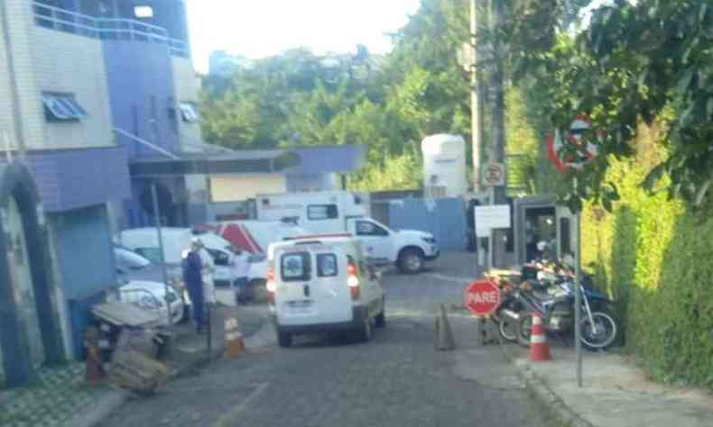 Entrada do Centro de Referncia de COVID-19 em Ponte Nova: ambulncias de municpios vizinhos deixam pacientes (foto: Annimo)