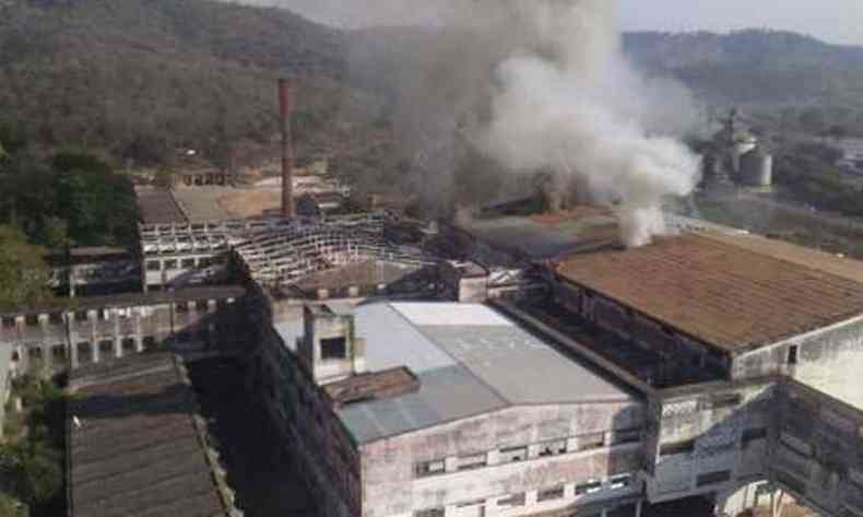 Durante o sbado, fumaa preta saiu da chamin aberta pelos bombeiros(foto: Corpo de Bombeiros/Divulgao)