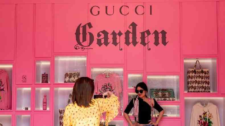 Duas mulheres visitam a exposio Gucci Aria Collection para a celebrao do centenrio em Xangai, China