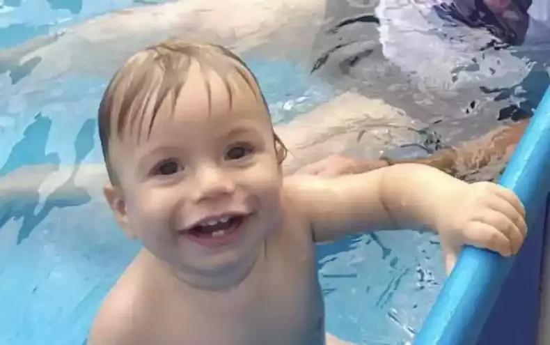 Avós do menino solicitaram guarda provisória, mas ainda sem decisão(foto: Reprodução/ Redes Sociais) menino sorrindo para foto na piscina