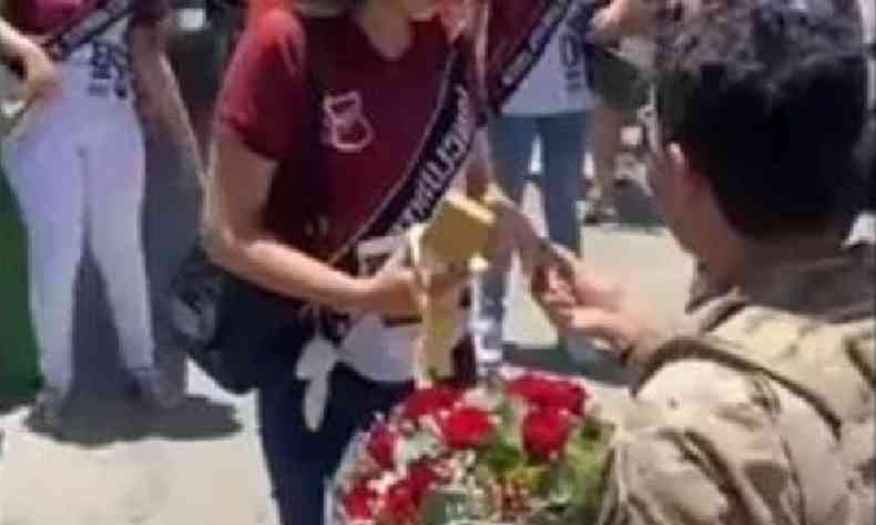 Frame de vdeo que mostra adolescente sendo pedida em casamento por policial em Toritama