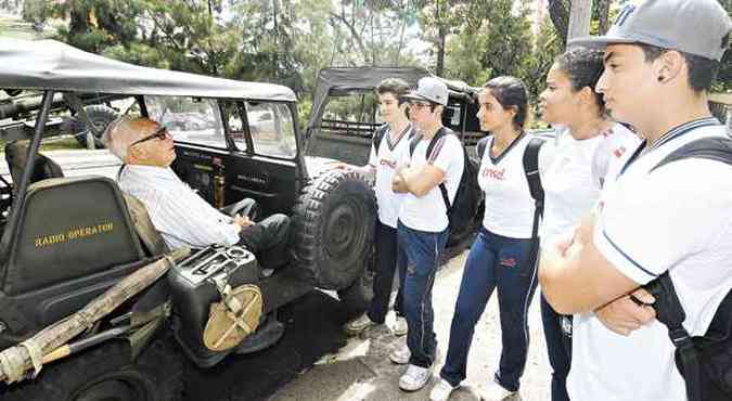 Embarque das tropas brasileiras para a Europa, h 70 anos, (acima) fato lembrado por Geraldo Campos Taitson a um grupo de estudantes