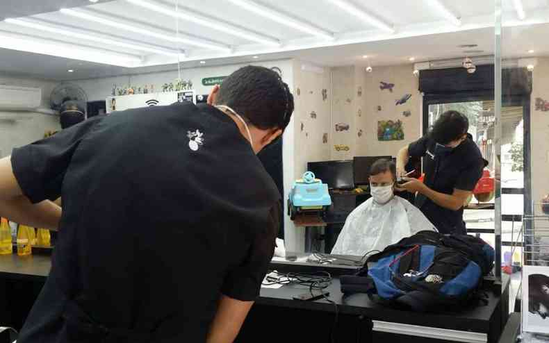 Barbearia de portas abertas no Centro de BH: profissionais de volta ao trabalho(foto: Edsio Ferreira/ EM D.A. Press)