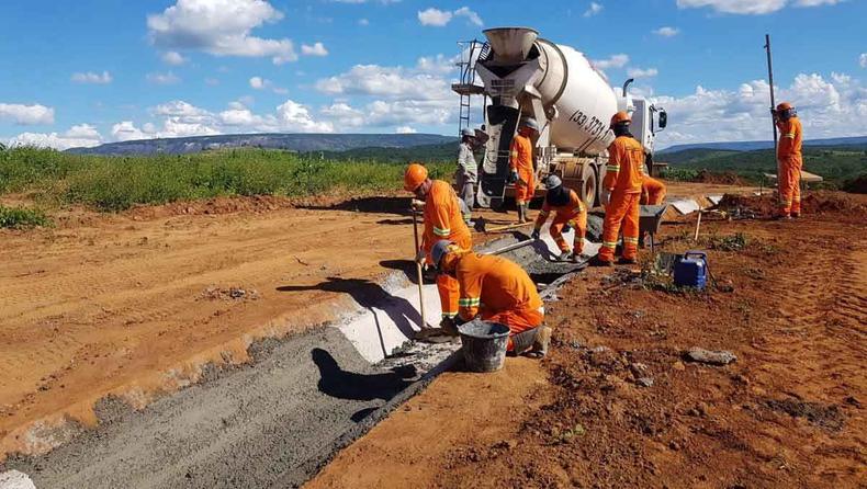 Operários trabalham na preparação do terreno para a instalação da unidade industrial da mineradora canadense em Itinga, no Vale do Jequitinhonha (foto: Sigma/Divulgação ) z