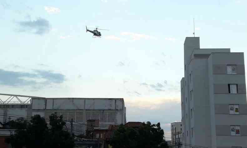 Helicptero Pegasus foi utilizado na ao da PM no Bairro Horto(foto: Matheus Muratori/EM/D. A. Press)