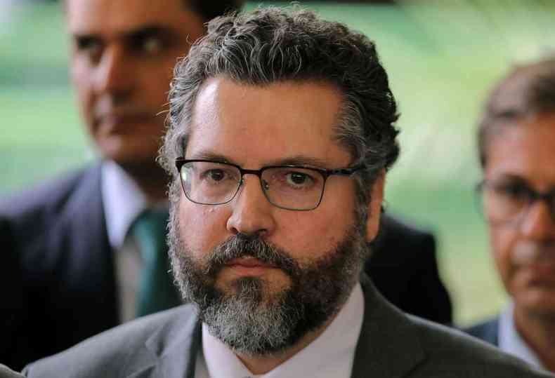 O anncio do afastamento do novo governo foi feito pelo Twitter pelo chanceler Ernesto Arajo(foto: Srgio Lima/AFP )