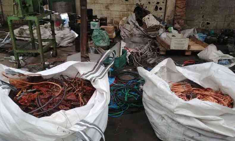 Material apreendido em ferro-velho: somente de semforos, foram furtados 22.531 metros de cabos de janeiro a agosto na capital(foto: Polcia Civil/Divulgao)